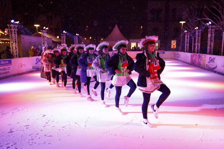 Die Garde des KVK beim Einlauf auf der Eisfläche. © view - die agentur