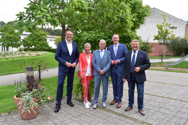 Klaus Weichel und seine Nachfolgerin Beate Kimmel mit den Vertretern des Landes Rheinland-Pfalz, den Ministern Ebling und Schweitzer sowie dem Landtagsabgeordneten Andreas Rahm. © Stadt Kaiserslautern