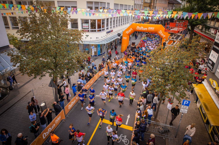 Der Start war in diesem Jahr an der Ecke Schneiderstraße / Marktstraße. © B2Run