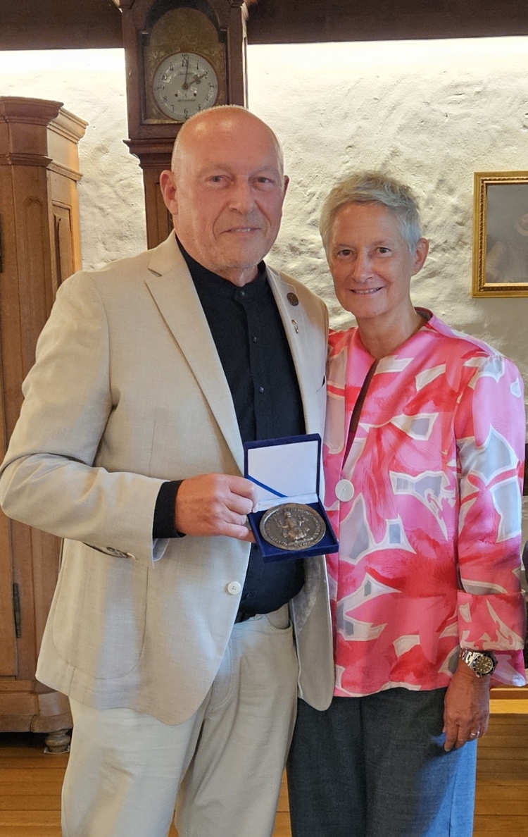 Franz Rheinheimer und Beate Kimmel mit dem Barbarossasiegel im Turmzimmer des Casimirschlosses. © Stadt Kaiserslautern