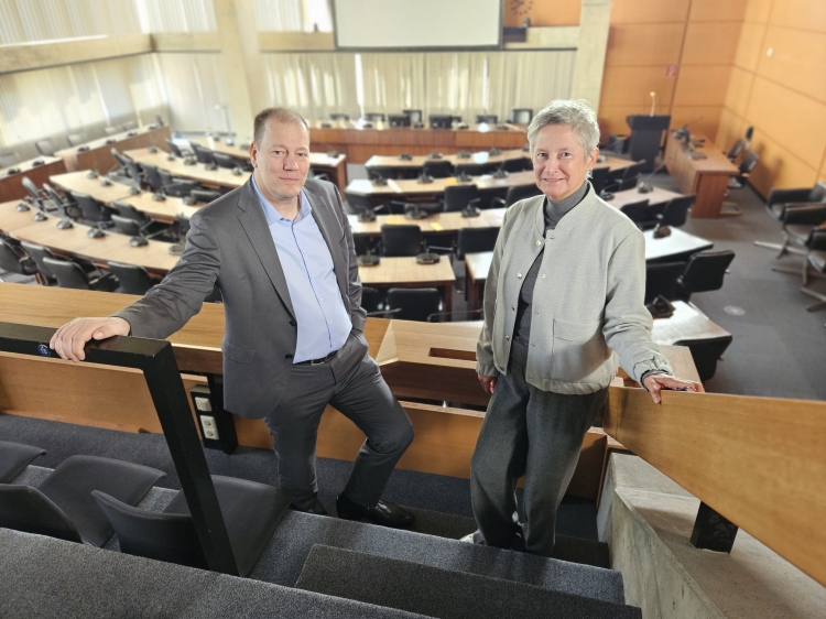 Prof. Malte Drescher und OB Beate Kimmel auf der Zuschauertribüne im Ratssaal. © Stadt Kaiserslautern