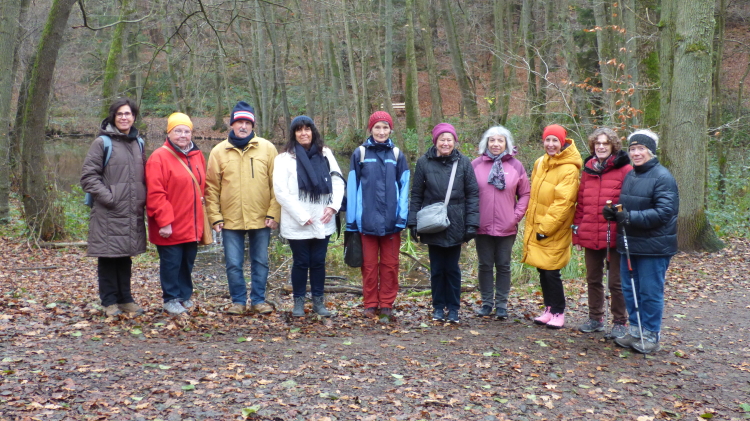 Dem grauen Novemberwetter getrotzt: Die Laufgruppe um Isolde Weisenstein (links) und Jennifer Höning (3.v.r.) bei der Abschlussveranstaltung am 29. November. © Stadt Kaiserslautern