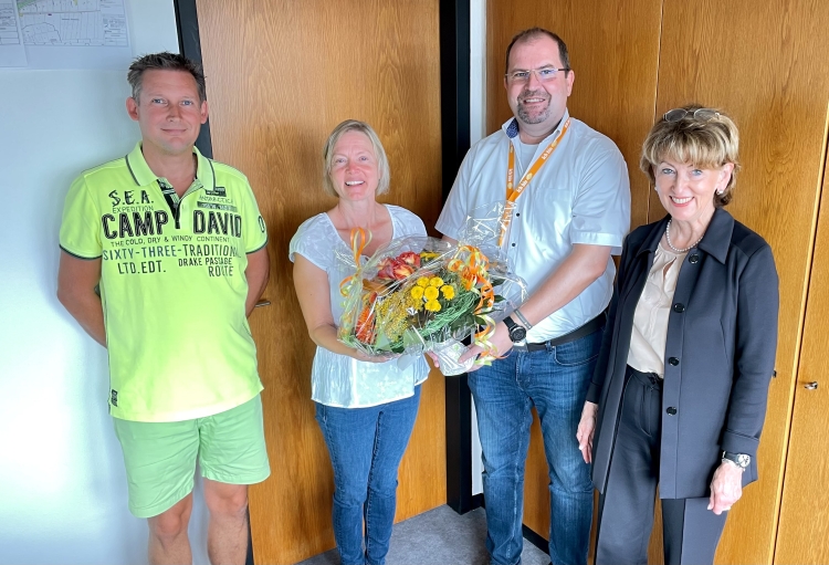 Bild v.r.: Dr. Bettina Göbelsmann und Hans Illguth überraschten Carina Klein und Fred Sichau im Rathaus, um für die gute Arbeit in der Merkurstraße ihren Dank auszusprechen.  © Stadt Kaiserslautern  