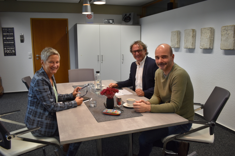 Beate Kimmel, Alexander Heß und Matthias Pallmann-Heger am Tisch im Büro der Oberbürgermeisterin.  © Stadt Kaiserslautern