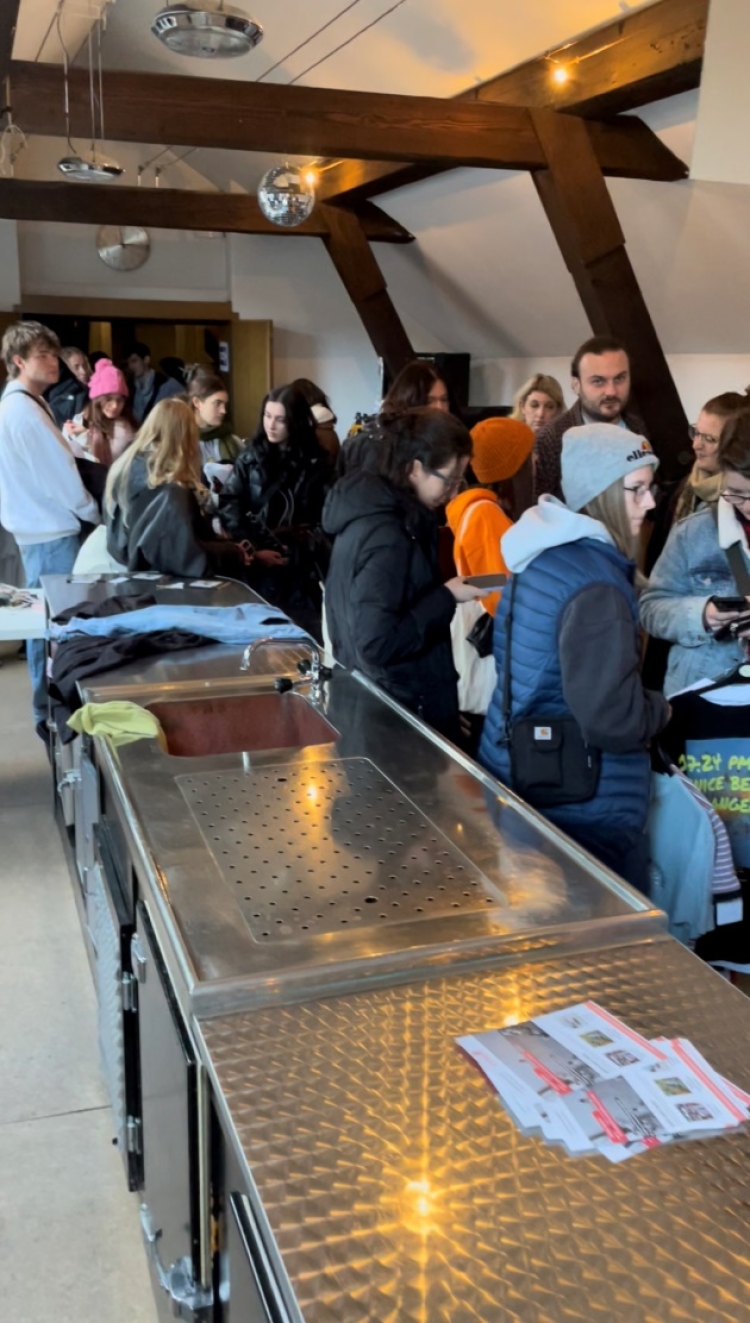 Auf dem Bild ist der Andrang auf den Flohmarkt zu sehen. © Stadt Kaiserslautern