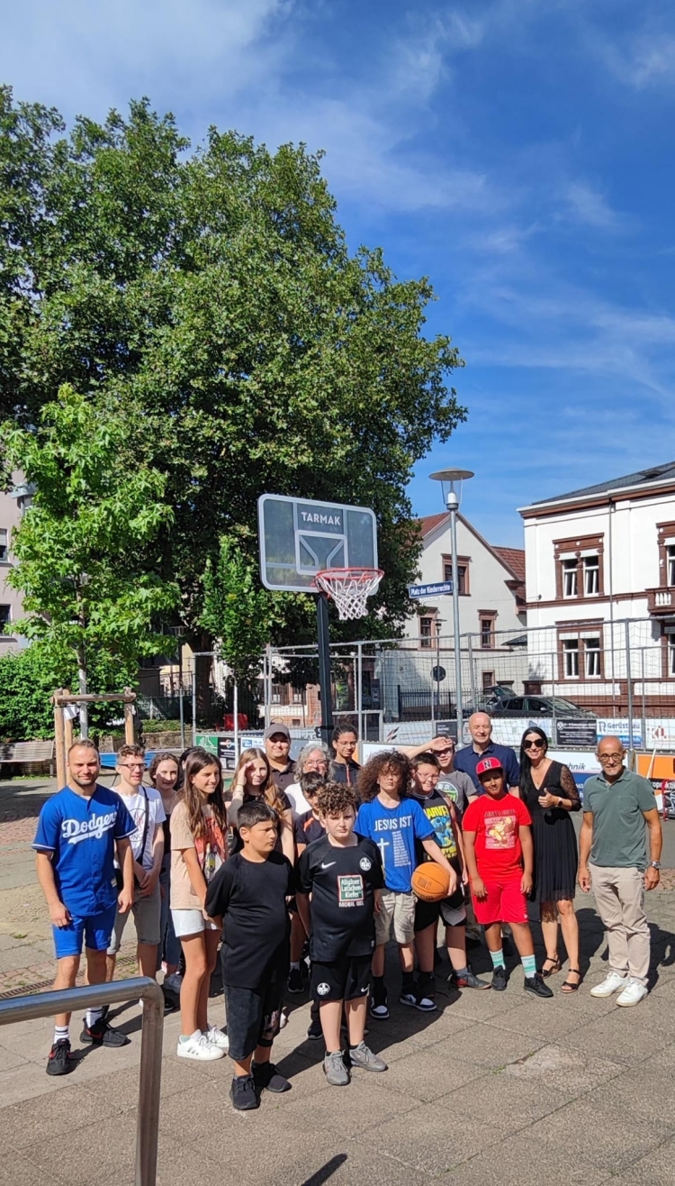 Jugenddezernentin Anja Pfeiffer (2.v.r.) und Jugendamtsleiter Ludwig Steiner (1.v.r.) mit den begeisterten Kindern und Jugendlichen bei der Einweihung der mobilen Basketballkörbe. © Stadt Kaiserslautern