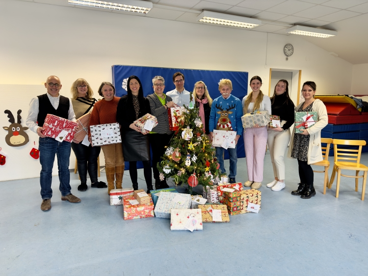 Auf dem Bild sieht man die Übergabe der Geschenke. © Stadt Kaiserslautern