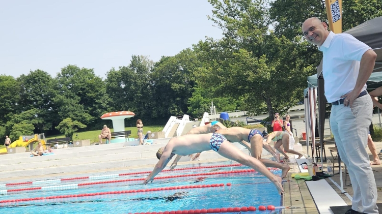 Bürgermeister Manfred Schulz (rechts) beim spektakulären Startsprung ins Wasser. © KSK 1911 e.V.