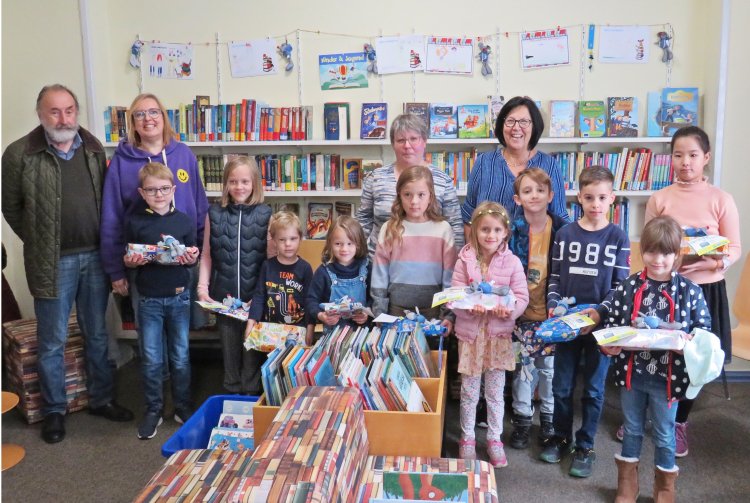 Die stolzen Preisträger, Ortsvorsteher Paul-Peter Götz und ein Teil des Büchereiteams (Sandra Faß, Iris Christmann, Petra Dittke) © Helge Ebling 