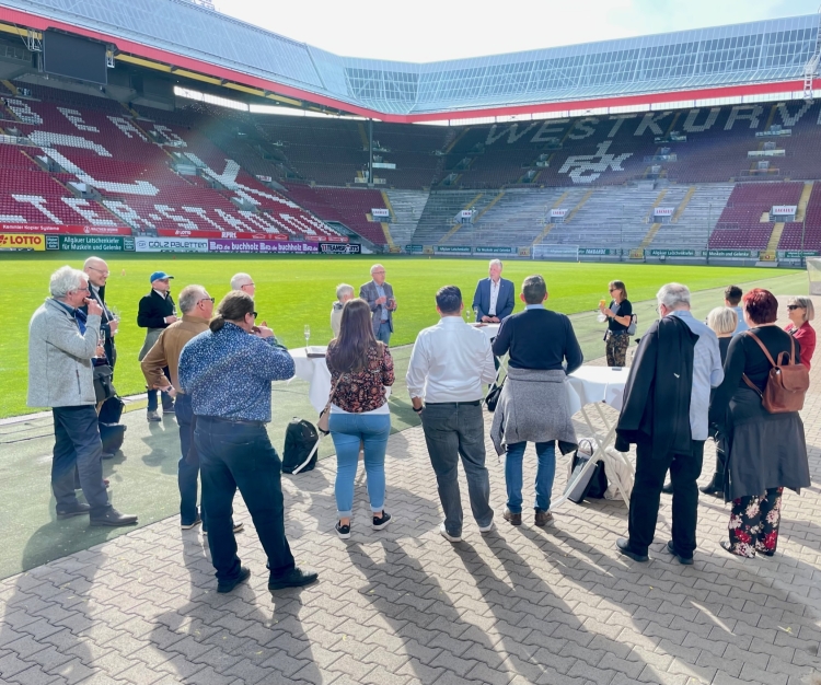 Peter Kiefer (Bildmitte rechts), Vorsitzender der Prüfungsausschusses Pfalz, begrüßt die Gäste zur Jahresabschlussversammlung im Fritz-Walter-Stadion. © Stadt Kaiserslautern