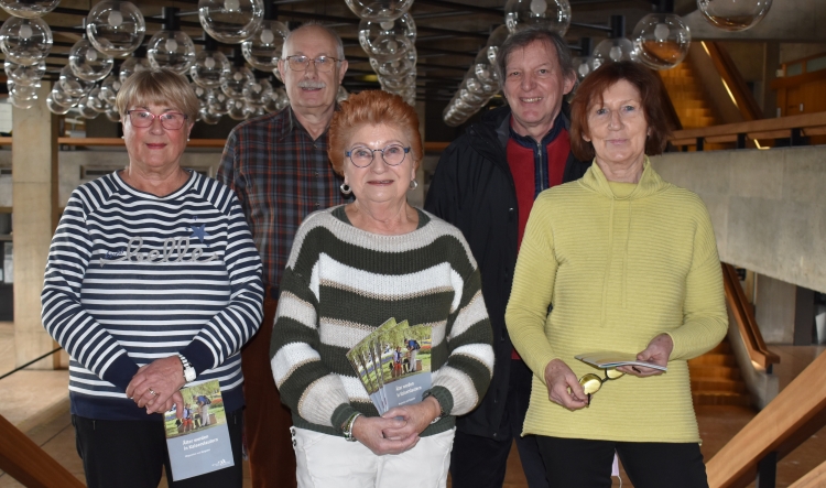 Das Foto zeigt das Redaktionsteam des Seniorenbeirats mit der Vorsitzenden Helga Bäcker. Hinten Stefan Schmitt und Klaus Frank, vorne links Barbara Kramer, vorne rechts Dorothee Ruster-Hebel. Es fehlt Bruno Amberg. © Stadt Kaiserslautern