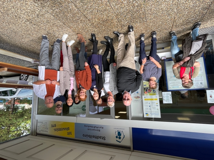 Gruppenfoto mit Nicole Beitelstein und Anja Pfeiffer vor dem Stadtteilbüro.  © Stadt Kaiserslautern