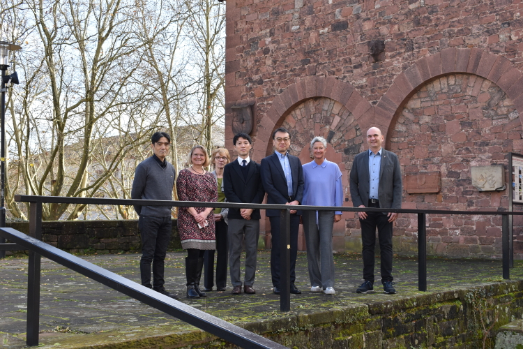 Die Delegation aus Bunkyo-ku mit ihren Gastgebern vor dem Casimirschloss. © Stadt Kaiserslautern