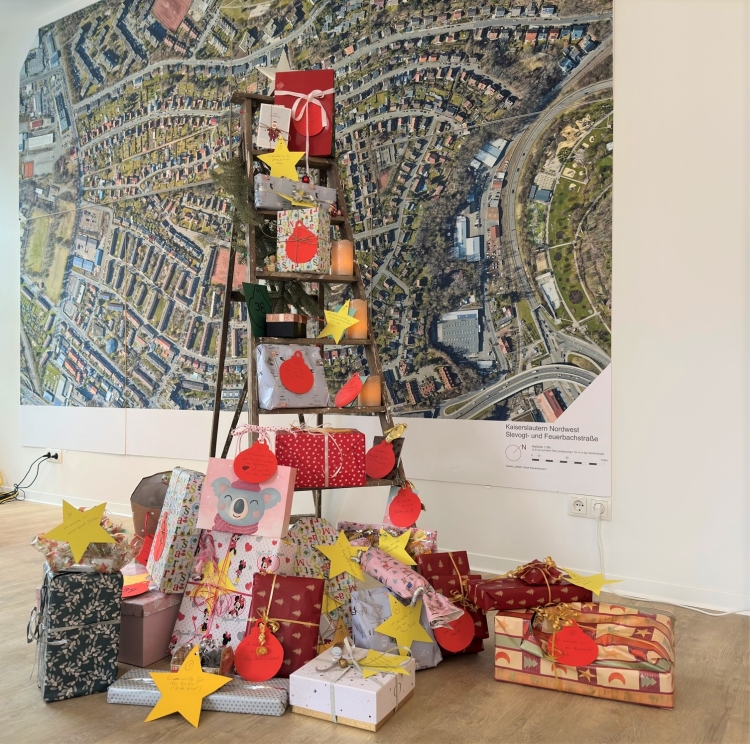 Auf dem Bild sind die Geschenke vor dem Wunschbaum zu sehen. © Stadt Kaiserslautern