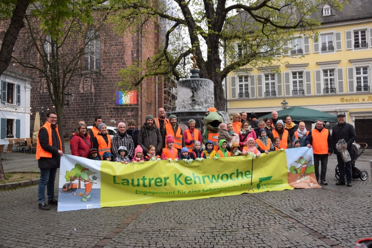 Die Gruppe um Bürgermeisterin Kimmel beim Start der Sammelaktion auf dem Martinsplatz. © Stadtbildpflege Kaiserslautern