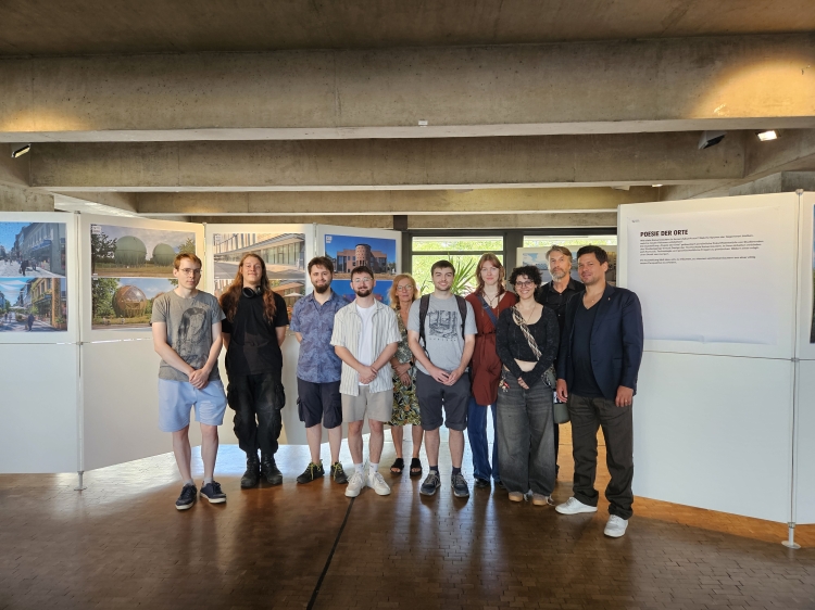Beigeordneter Manuel Steinbrenner (1.v.r.), Professor Matthias Pfaff (2.v.r.), Joel Rummer (4.v.l.) und Sabine Michels vom Bildungsbüro (5.v.l.) freuen sich gemeinsam mit den Studierenden über die gelungene Ausstellung. © Stadt Kaiserslautern