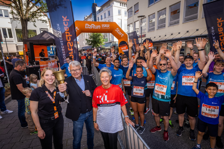 OB Klaus Weichel und Bürgermeisterin Beate Kimmel beim Läuten der Startglocke. Links B2Run-Standortleiterin Johanna Menke. © Schütze / B2Run