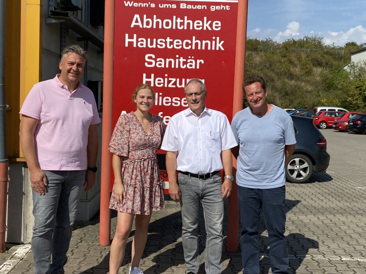 Auf dem Bild von links nach rechts:
Thomas Gehm (Fachbereichsleiter Bau-, Farb- und Holztechnik BBS I Technik Kaiserslautern), Carolin Hamel (Stipendiatin), Kai Kaufhold (Niederlassungsleiter Fa. Köbig, Eisenberg) und Joachim Wagner (Fachlehrer Maurer BBS I Technik Kaiserslautern). © Stadt Kaiserslautern