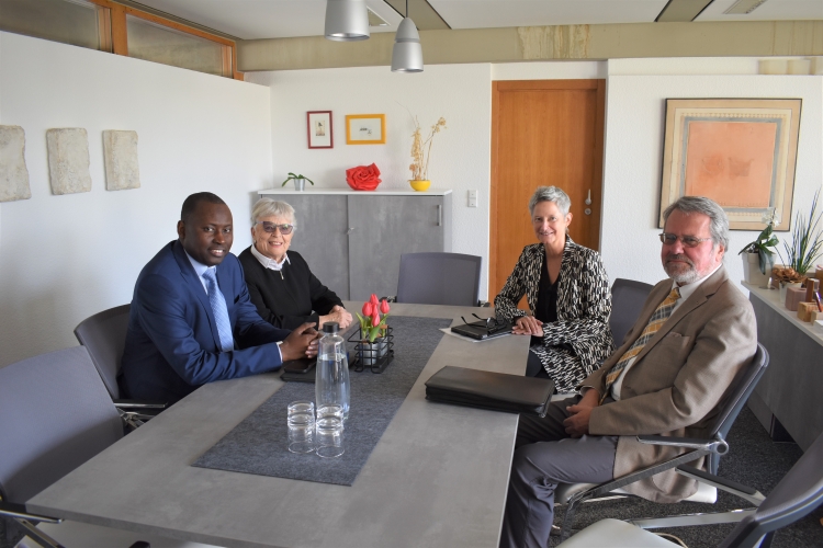 Botschafter Sall, Doris Racké, Beate Kimmel und Franz Link sitzen am Besprechungstisch im OB-Büro und schauen in die Kamera. © Stadt Kaiserslautern