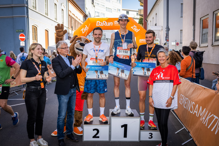 Die Siegerehrung der Herren. © Schuetze / B2Run