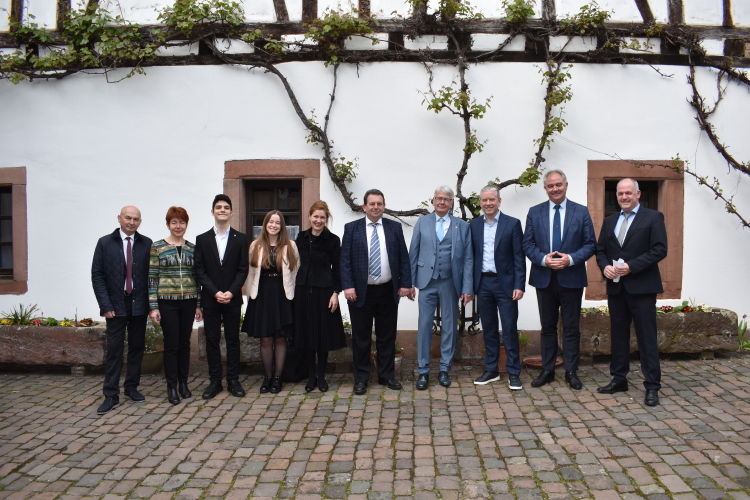 Das Gruppenfoto zeigt die Delegation aus Pleven mit (v.r.) Norbert Herhammer, Georg Spartanski, Daniel Gahr, Klaus Weichel und Nedelcho Mihaylov im Innenhof des Theodor-Zink-Museums. © Stadt Kaiserslautern