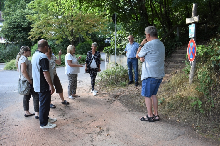 Thema des Rundgangs waren vor allem die Auswirkungen von Starkregen und Hochwasser. Am Fuß des sogenannten Schluchtsteigs steht die Gruppe auf einem kleinen Schwemmfächer.  © Stadt Kaiserslautern