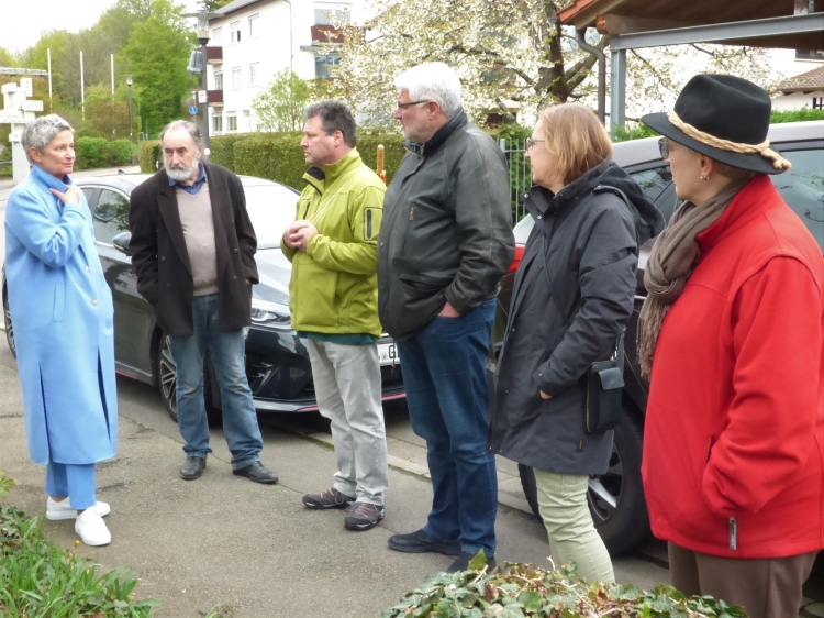 Beate Kimmel mit Ortsvorsteher Götz und weiteren Teilnehmerinnen und Teilnehmern beim Rundgang durch Erfenbach. © Stadt Kaiserslautern