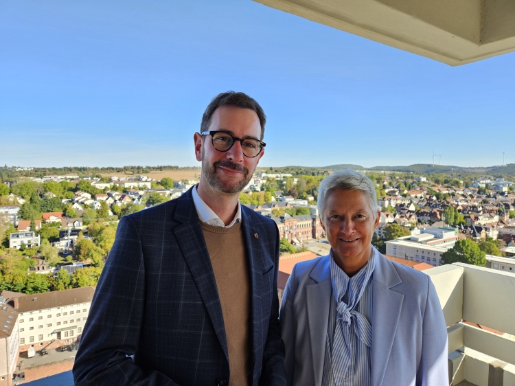 © Stadt Kaiserslautern Oberbürgermeisterin Beate Kimmel und Jens Jenssen auf dem Rathausdach, dahinter Blick Richtung Nordosten. Im Hintergrund sind unter andererm die BBS II, die Pfalzgalerie sowie die ZAK und die Autobahn zu sehen. © Stadt Kaiserslautern