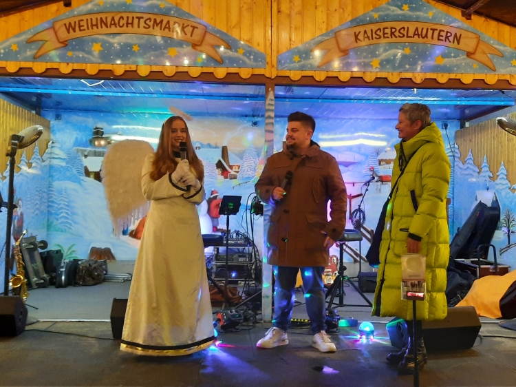 Das Lautrer Christkind Evelin und Bürgermeisterin Beate Kimmel eröffneten am Montag des 21. November gemeinsam den Lautrer Weihnachtsmarkt. In der Mitte Moderator Marco Blechschmidt von Antenne Kaiserslautern. © Stadt Kaiserslautern