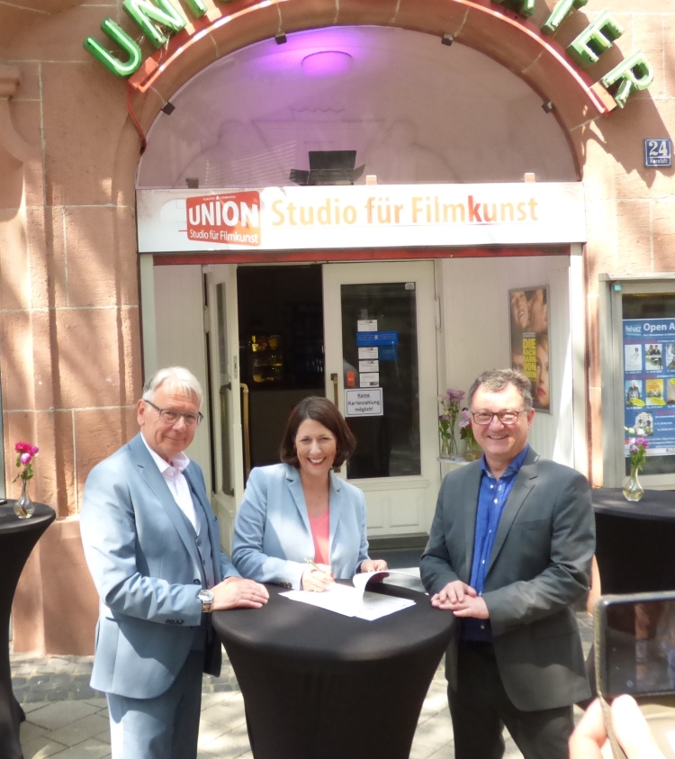 OB Klaus Weichel, Ministerin Daniela Schmitt und Matthias Quinten vor dem Union-Kino. © Stadt Kaiserslautern