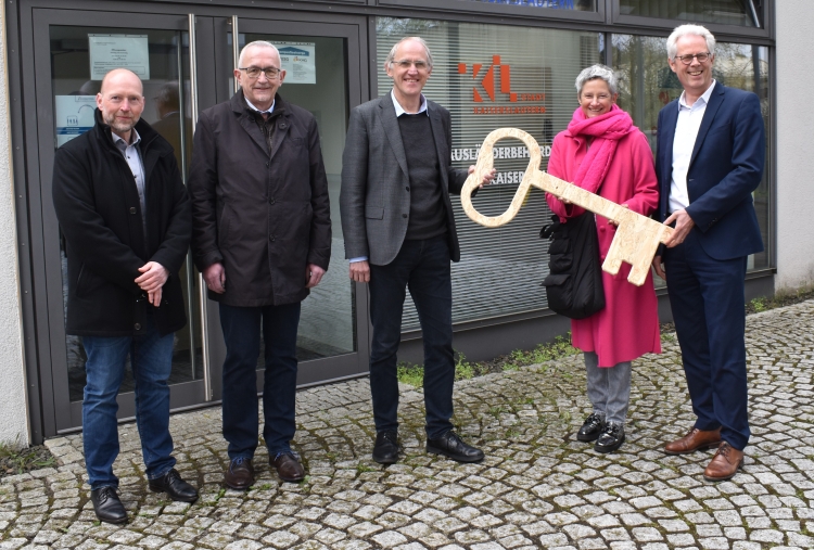 RPTU-Präsident Prof. Arnd Poetzsch-Heffter (Mitte) und Kanzler Stefan Lorenz überreichten Bürgermeisterin Beate Kimmel zur Wiedereröffnung einen symbolischen Schlüssel aus Holz. Links Behördenleiter Andreas Adelmann und Referatsleiter Rainer Wirth. © Stadt Kaiserslautern 	