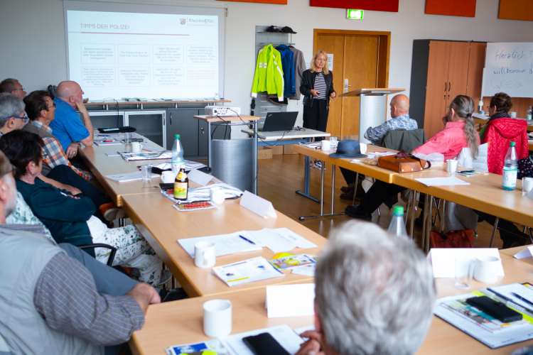 Eine der Referentinnen war Sabine Römer vom Polizeipräsidium Westpfalz, die unter anderem über bekannte Betrugsmaschen am Telefon aufklärte. © Stadt Kaiserslautern