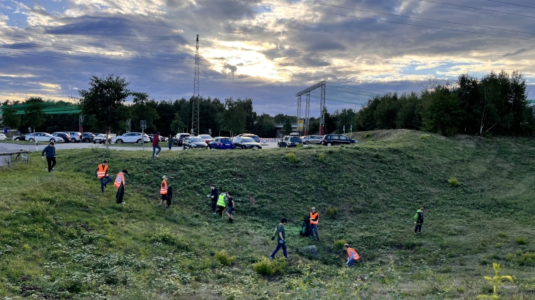 Die Jugendlichen in Aktion am P+R-Parkplatz an der Autobahnanschlussstelle West © Kirche Jesu Christi der Heiligen der Letzten Tage