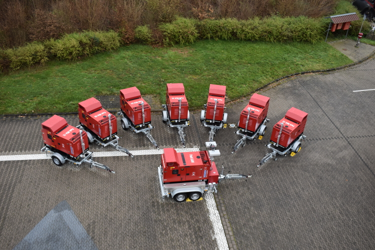 Die acht Aggregate stehen auf Anhängern im Halbkreis im Hof der Feuerwehr. Blick von oben. © Stadt Kaiserslautern