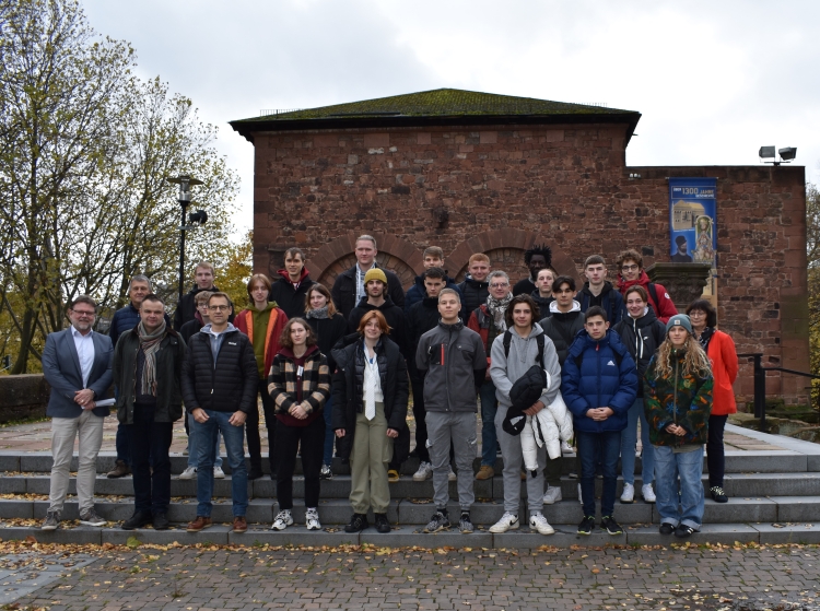 Die Schülerinnen und Schüler mit ihren Betreuern sowie Wolfgang Ernst und Heide Schmitt vom Büro für Städtepartnerschaften vor dem Casimirschloss. © Stadt Kaiserslautern