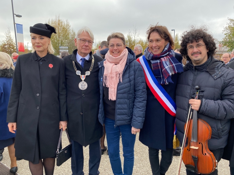 Das Foto zeigt Oberbürgermeister Klaus Weichel (2.v.l.) mit seiner Frau Sabine Weichel-Muders (links) und der Bürgermeisterin von Saint-Quentin, Frédérique Macarez (2.v.r.). In der Mitte zu sehen ist Nathalie Taine, Patenkind der Städtepartnerschaft (geboren 1967) , rechts Yvan Knezvic von IC Strings, der die Gedenkfeierlichkeiten mit der Europahymne umrahmt hat.  © Stadt Kaiserslautern