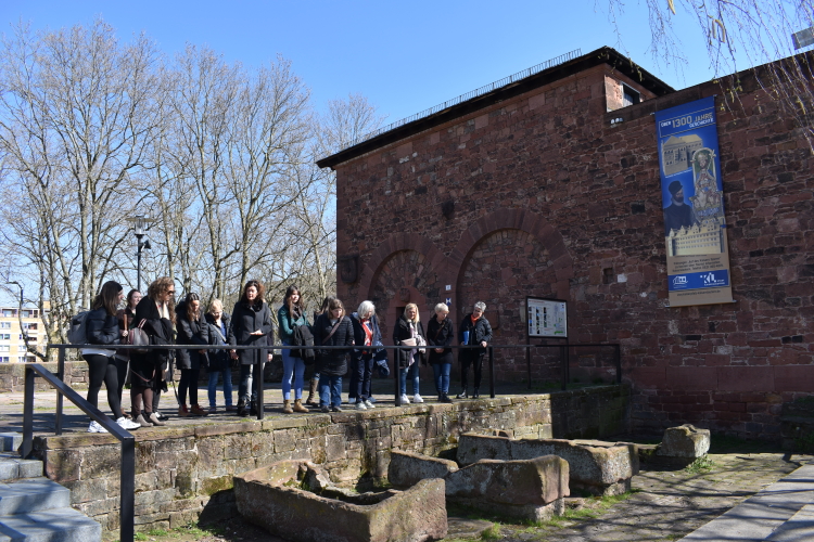 Stadtführerin Andrea Stephany gewährte der Gruppe spannende Einblicke in die Geschichte des Lautrer Burgbergs. © Stadt Kaiserslautern