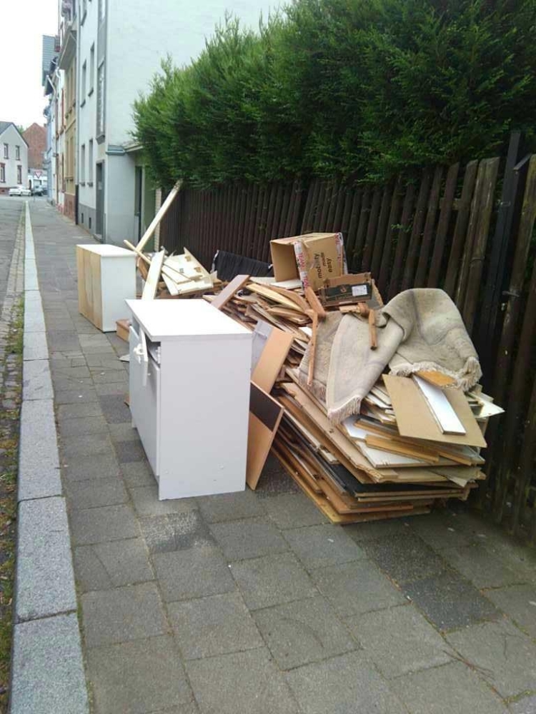 Sperrmüll versperrt den Durchgang auf dem Gehweg. © Stadtbildpflege Kaiserslautern