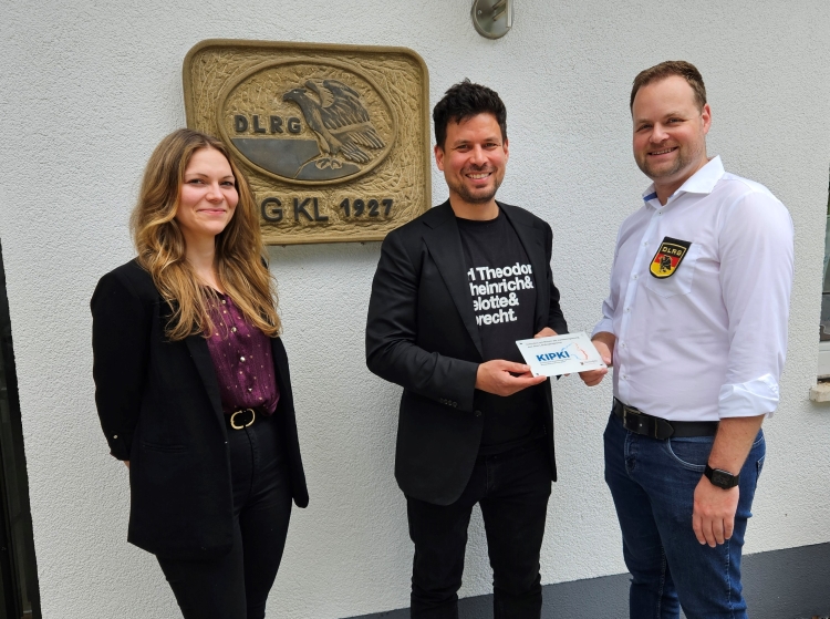 Anja Jung, Manuel Steinbrenner und Christopher Kipry mit der KIPKI-Plakette. © Stadt Kaiserslautern