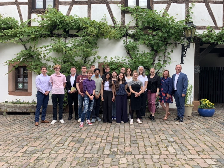 Die Gäste aus den USA mit Schulreferatsleiter Wolfgang Ernst (3.v.l.) und ihren Gastgebern vom Hohenstaufen-Gymnasium im Innenhof des Stadtmuseums. Ganz rechts der Schulleiter des HSG, Roland Frölich. © HSG