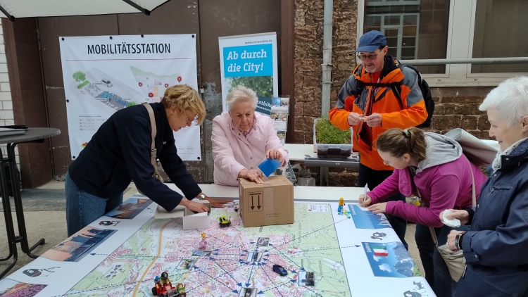 Spielerisch erfuhren die Teilnehmerinnen und Teilnehmer unter Anleitung von Anne Theobald (links) vieles über Fortbewegungsmöglichkeiten in Kaiserslautern. © Stadt Kaiserslautern