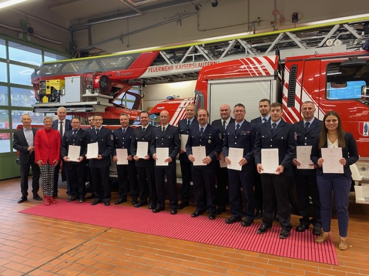 Beförderungsfeier bei der Feuerwehr mit Überreichen der Urkunden  © Stadt Kaiserslautern