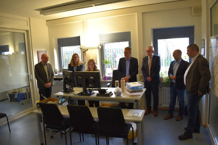 MFFKI-Besuch bei ZAB Kaiserslautern: Erfahrungen zu Themen Integration und Fachkräftezuwanderung ausgetauscht. Foto: v.l.n.r. Bürgermeister Manfred Schulz, Jana Lehmberg (MFFKI), Michelle Dick, Jan Benedyczuk (MFFKI), Rainer Wirth, Andreas Adelmann, Horst Muth (MFFKI).  (c) Stadt Kaiserslautern.