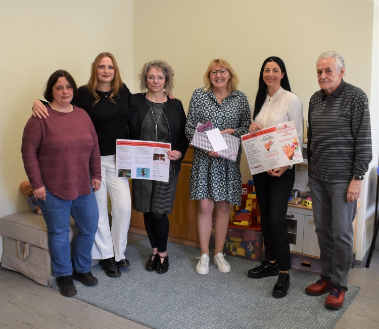 Gertrud Stahl (3.v.r.) erhielt aus den Reihen des Arbeitskreises ein Präsent für ihre Sprechertätigkeit. Rechts Hans-Dieter Keim vom SOS Kinderdorf, links Claudia Schoch von der Caritas und Nicole Jörg vom DRK mit Susanne Bernhart. 2.v.r. Beigeordnete Anja Pfeiffer. © Stadt Kaiserslautern