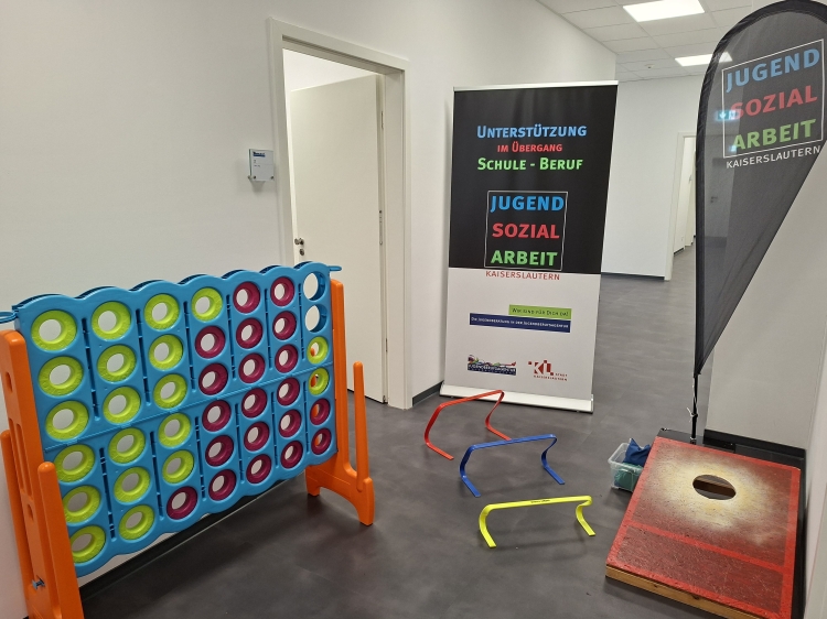 Der Rauschbrillen-Parcours der Jugendsozialarbeit am Bewerbertag der Jugendberufsagentur. © Stadt Kaiserslautern