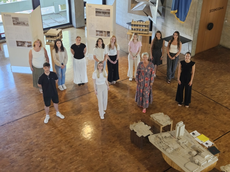 Die neuen Azubis mit dem Team Ausbildung des Personalreferats und OB Kimmel im Foyer des Rathauses © Stadt Kaiserslautern
