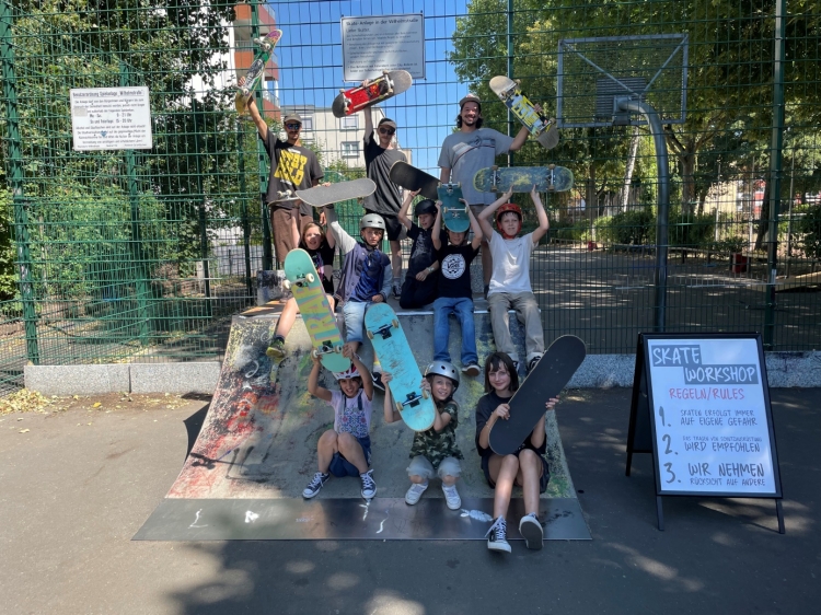 Auf dem Bild sind die Kinder und Jugendliche beim Skate-Kurs zu sehen. © Stadt Kaiserslautern