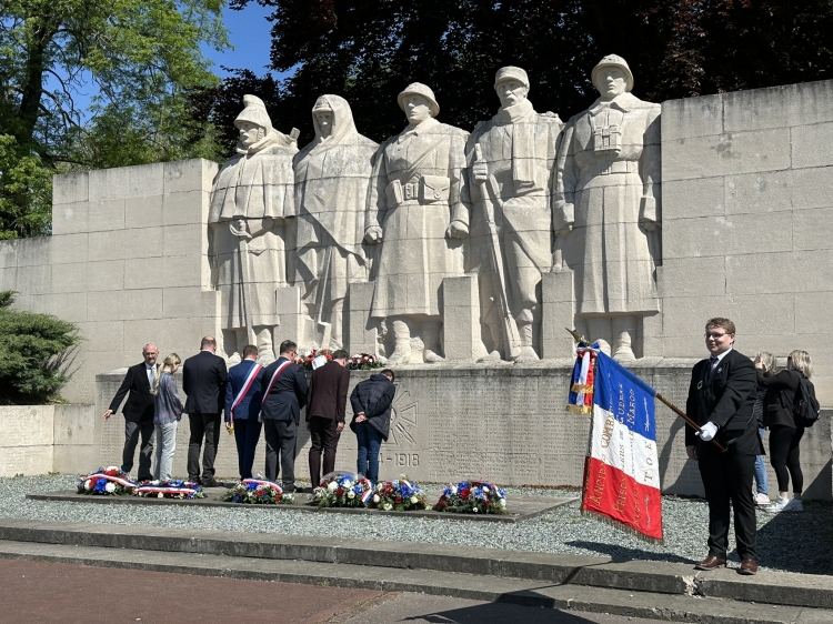 Bei der Kranzniederlegung am Monument aux Morts. © Stadt Kaiserslautern