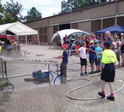 Einmal mit dem Feuerwehr-Schlauch alles nass spritzen. Das kam bei dem sommerlichen Wetter bei den Jüngsten besonders gut an.