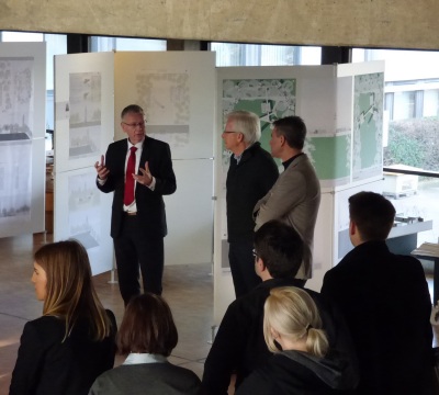 Im sonnendurchfluteten Foyer des Rathauses eröffnete Oberbürgermeister Dr. Klaus Weichel heute morgen die Ausstellung "Studentische Entwurfsarbeiten für eine Akademie am Humbergturm" (rechts im Bild Werner Lademann und Professor Werner Bäuerle).